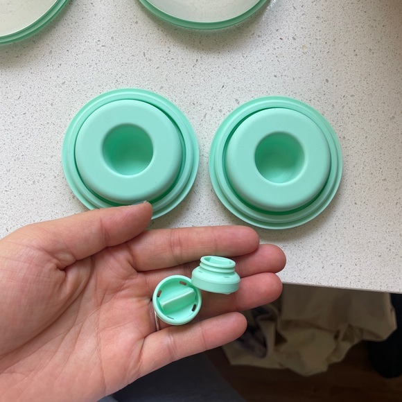 Elvie Breast Pump Set in White and Mint - Picture 4 of 7